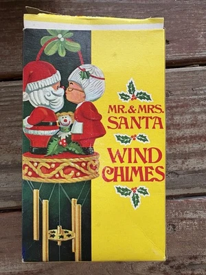 Vintage 1977 Santa and Mrs. Kissing Windchime with Deer Miseltoe Made In Japan Foto 1 de 4