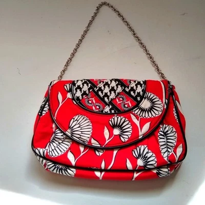Bolso con correa de cadena estampado rojo Vera Bradley. Frente plisado. Ribete charol negro. Foto 1 de 4