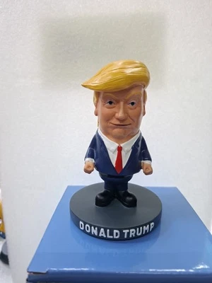Donald Trump Bobblehead con cuerpo de resorte sacudiendo estatua. 4" de alto con base. Foto 1 de 4