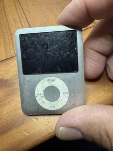 Apple iPod Nano 3. Generation SILBER 4GB DEFEKT - Bild 1 von 3