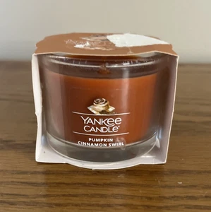 Yankee Candle Mini Holiday Candle in Pumpkin Cinnamon Swirl Brenndauer 5-10 Std. - Bild 1 von 4