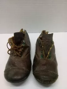 Antico paio di scarpe da bambino in pelle vittoriana in pelle bambino uno ha lacci - Foto 1 di 9