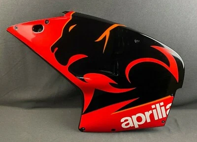 NUEVO GENUINO APRILIA RS 125 ROJO FLUO 1999-2005 NEGRO L/H PANEL LATERAL AP8268392 Foto 1 de 4
