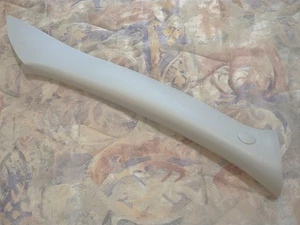 Genuine GM Windshield Pillar Trim Pass. side 15782066 light opal gray NOS part. - Foto 1 di 4