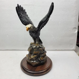 Statua statuina aquila calva maestosa porcellana alta 12 pollici su base legno. Come nuovo - Foto 1 di 9