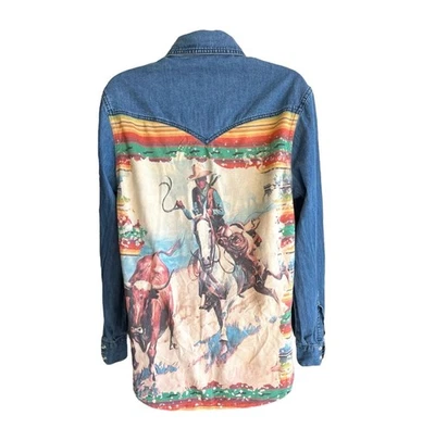NUEVO CON ETIQUETAS Para mujeres Turquesa Snap Denim y Gamuza Rodeo Vaquero Arte Tema L/S Camisa Pequeña Foto 1 de 4