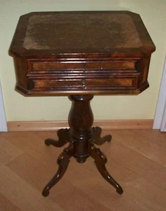 Biedermeier Nähtischchen mit Schubladen, Nussbaum/Mahagoni - Bild 1 von 1