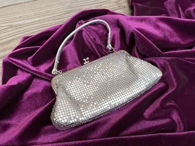 Bolso de mano de noche de malla plateada firmado por diseñador vintage La Regale 👛 II Foto 1 de 4