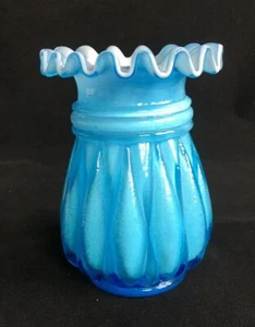 Vase mit gerafftem Rand ummanteltes Glas blau und weiß 5 Zoll Kanawah 1970er Jahre - Bild 1 von 10