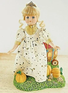 Muñeca de porcelana CENICIENTA en soporte carruaje ratones calabazas estatua sujetalibros decoración - Imagen 1 de 9