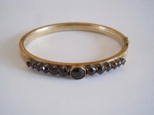 Antiker vergoldeter Armreif mit böhmischem Granat 14,3 g/5,9 x 5,3 cm - Bild 1 von 9
