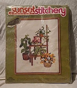 Vintage 1977 SUNSET STITCHERY Pflanzenständer Stickpackung 16x20" NEU GEÖFFNETE VERPACKUNG - Bild 1 von 9