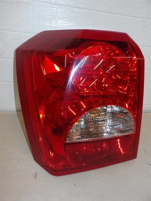 MONTAJE DE LUCES TRASERAS DEL LADO DEL CONDUCTOR IZQUIERDO DODGE CALIBRE 2007 LH FABRICANTE DE EQUIPOS ORIGINALES - ¡SE ENVÍA RÁPIDO! Foto 1 de 4