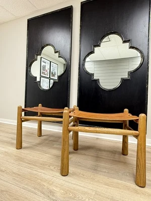 Пара кожаных слингов для коньяка оттоманки на дубовой оправе середины века - Изображение 1 из 3