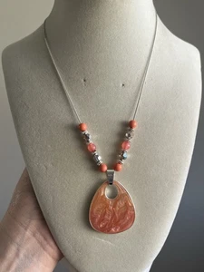 Silberfarbene Kette mit ovalem Anhänger mit rosa Wirbel Emaille Halskette - Bild 1 von 4