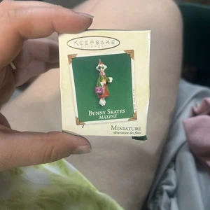 2003 Hallmark Keepsake Ornament Miniature Bunny Skates Maxine QXM4957 - Picture 1 of 1