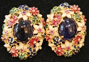 Vintage Gold Plated Pierced Earrings with Enamel Flowers surrounding a Cabachon - Bild 1 von 2