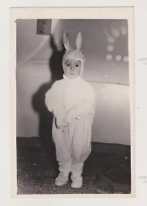Adorable Niño con Incómodo Conejo Blanco Disfraz Instantánea Inusual Foto Encontrada - Imagen 1 de 7