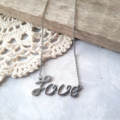 Collar firmado Lia Sophia LOVE, colgante cursivo transparente, cadena plateada Foto 1 de 4