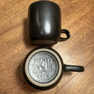 2 VINTAGE HEATH CERAMICS Coupe 305 LOW LOOP HANDLE Mugs Cups Hard To Find Black - Picture 1 of 24