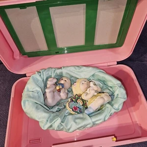 Vintage Konvolut Cabbage Patch Kinder Baby Magic Stubenwagen Kinderwagen Koffer Box Figuren - Bild 1 von 24