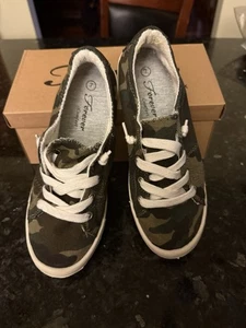 Women's Forever Link Camo Camouflage Flat Sneakers Terry Knit Lining Size 7 - Picture 1 of 5