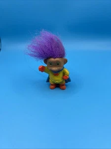 Vintage Soma lila Haare Superheld Retro Mini Troll Puppe 2" groß - Bild 1 von 2