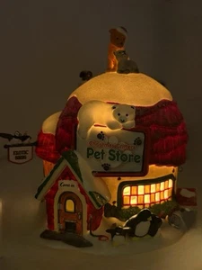 Departamento 56 CHRISTMAS CRITTERS TIENDA DE MASCOTAS; NORTH POLE VILLAGE Edificio con Luz - Imagen 1 de 21