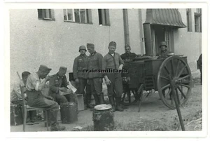 Orig. Foto Soldaten mit Feldküche Gulashkanone an Gymnasium GORLICE Polen 1939 - Bild 1 von 1