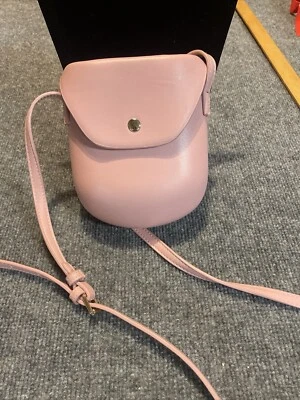 Bolso Bandolera Estuche Rígido Vinilo Malva 7" x 5.5" + Llavero Gato Pequeño Foto 1 de 4