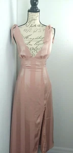 Neu mit Etikett Luxxel Damen Maxikleid Schultern zum Binden V-Ausschnitt gestreift Seitenschlitz Rouge Small - Bild 1 von 12
