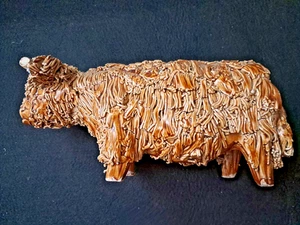 VINTAGE SCOTTISH HIGHLAND COW CERAMIC SPAGHETTI FIGURE SIGNED - Foto 1 di 8