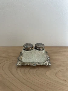 Coppia di piccoli scuotitori sale e pepe corpo vetro cristallo placcato argento con vassoio - Foto 1 di 7