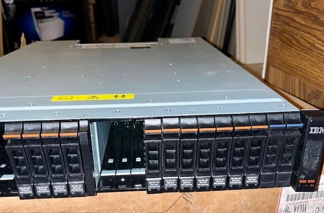 IBM 2076-124 V7000  00AR026, 2 X 00AR043, 2X 00AR097, 11X 85Y6185 WITH RAILS - Image 1 of 4