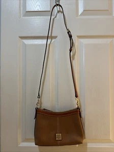 Dooney & Bourke Umhängetasche Pebble Leather - Caramel - NEU - A639116 - Bild 1 von 7