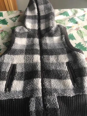 womens vest - Image 1 of 4