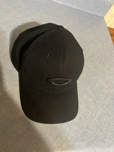 Black Oakley Hat Flexfit Size L-XL - Picture 1 of 3