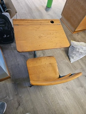 Escritorio escolar de madera para niños Mid-Century con silla adjunta Foto 1 de 3