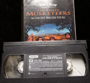🎬 The Three Musketeers (VHS, 1994 Disney Clamshell) 💿 Adventure • Comedy ⚔️👑 - Bild 1 von 3