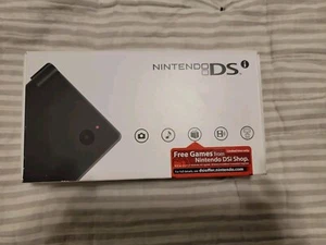 Nintendo Schwarz DSI. Kommt mit KOSTENLOSEM Spiel Download Sticker (ABGELAUFEN) versiegelt!! - Bild 1 von 6