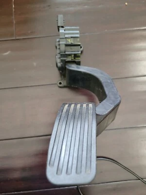 Pedal acelerador Chrysler 200/Dodge Dart 2015-2017 usado y probado 04581697AA Foto 1 de 4