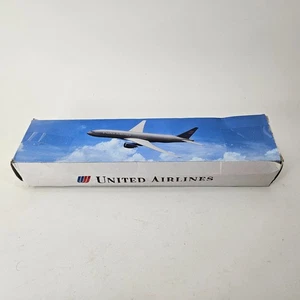 Boeing 777-200 United Airlines Grey Livery Snap Fit Sammlermodell Maßstab 1:200 - Bild 1 von 5