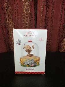 Der Zauberer von Oz It's A Twister! Hallmark Ornament Magic Sound & Motion 2013 Neu in OVP - Bild 1 von 5