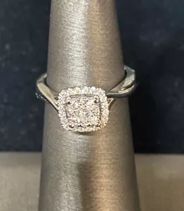 Beautiful 10kt White Gold .75cttw Halo Cluster Diamond Ring, Size 5.5 - Picture 1 of 8