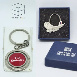 Air Macau Schlüsselanhänger mit silberfarbenem Metall und Metall Fly Emirates Keychain - Bild 1 von 4