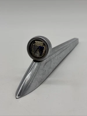 Ford Falcon 1962 guardabarros adorno superior emblema LH C2DB-16A105-A fabricante original Foto 1 de 4