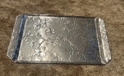 Bandeja para servir Wendell August Forge de aluminio floral martillado 16”x9” nueva en caja Foto 1 de 4