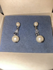 Pendientes colgantes perforados vintage 2000 AVON 'Silvertone Pearlesque Drop' IOB - Imagen 1 de 6