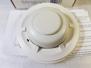 SYSTEM SENSOR 5601P Heat Detector 135°F Rate-of-Rise/Fixed Temp. Single Contact - Picture 1 of 7