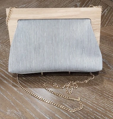 Cartera única bandolera/cartera de mano marco de madera azul blanco a rayas con cadena dorada Foto 1 de 4